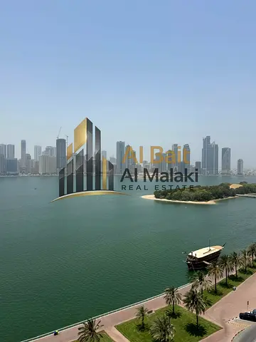 شقة للايجار السنوي المنطقة :المجاز1 عدد الغرف:3غرفتين ماستر الحمامات :4 تكيف : مركزي مجاني الدفعات :4 /6 باركن :فري