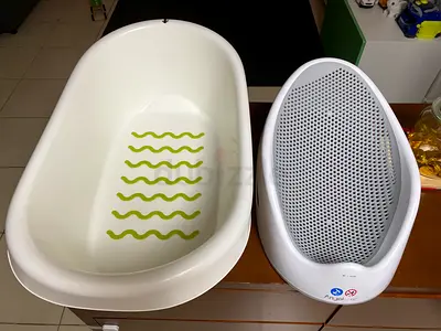 Baby bathtub with removable baby bath support - good condition