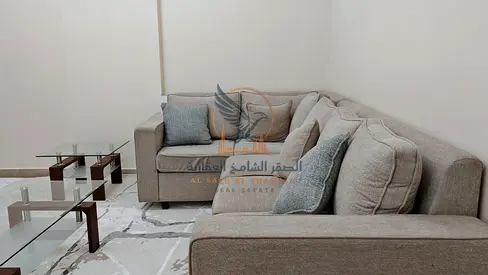 شقة مفروشة 3 غرف وصالة في الروضة 3 عجمان، فرش جديد، شاملة الفواتير والإنترنت.