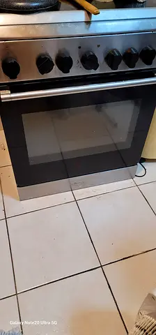 Used freestanding gas oven with 4 burners — good working condition