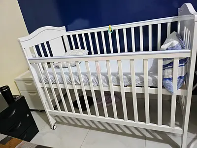 White Wooden Baby Crib wheels n drop down side