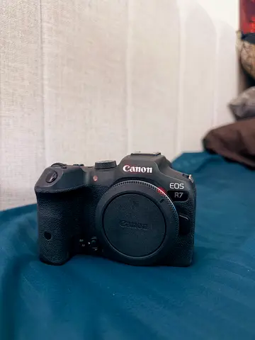 Canon EOS R7 Mirrorless Camera (Low Shutter Count + Box)