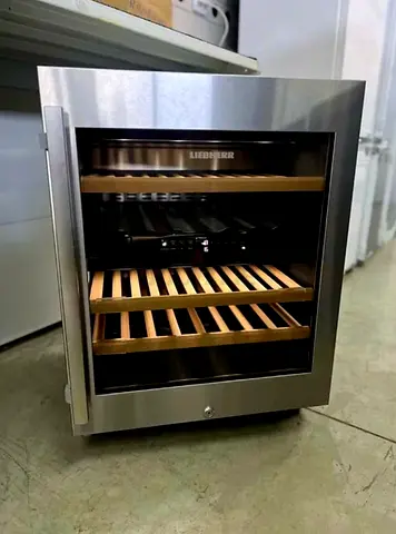 UWTes 1672 Vinidor Built-under multi-temperature wine fridge