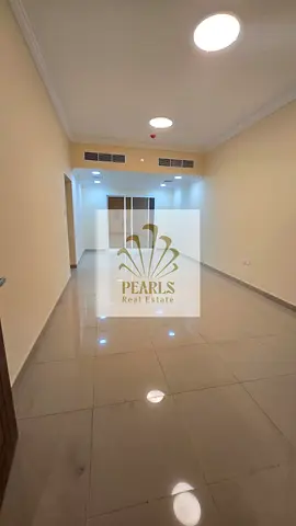 أرقى شقة غرفتين وصالة للإيجار السنوي في الجرف 3، أول ساكن مع شهر مجاني، 3 حمامات وتكييف موفر للطاقة، مخصصة لسكن العوائل، على 6 دفعات.