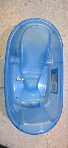 Lightweight blue baby bath tub with newborn support