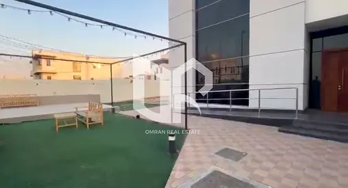 فيلا فاخرة مؤثثة بالكامل - مساحة أرض واسعة مع سطح (روف) - منطقة السيوح - موقع متميز