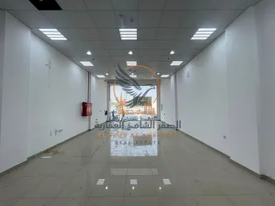 معرض للإيجار في الصناعية 1 عجمان مساحة 1650 قدم ميزانين نظام إطفاء حديث على شارع رئيسي