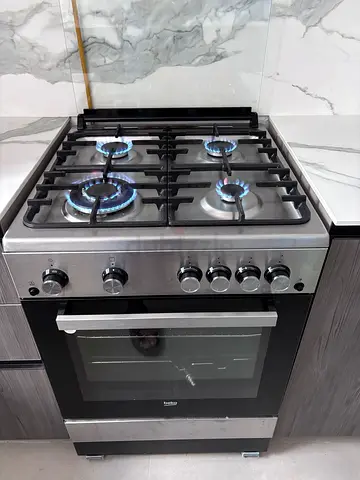 Stainless Steel 4-Burner Gas Cooker with Oven - Good Working Condition