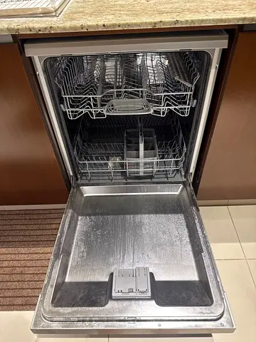 Siemens Dishwasher
Selling Dhs 750
Dropped to Dhs 650
Should be collected soon