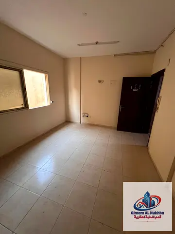 للايجار السنوى فى البوطينه استوديو مع مطبخ منفصل مساحة كبير تكيف وغاز مركزي وتسهيلات في السداد موقع ممتاز سهل الوصول الى مخرج دبي