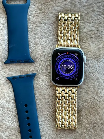 Apple Watch SE, 1st GEN 40mm (with extra bands) - Gold Metal Link Strap