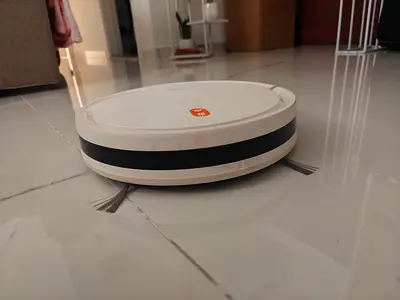 Xiaomi robot cleaner E5 - lightweight, good condition
