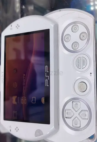 White Sony PSP GO handheld console - good condition hacked