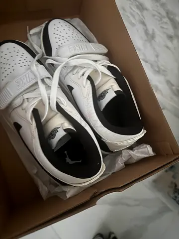 White Nike low-top sneakers with strap - barely used