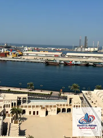 ابدأ يومك بإطلالة بحرية مميزة شقة غرفتين وصالة في الشويهين مع بلكونة وغرفة ماستر وحمامين بالقرب من الكورنيش والأسواق والخدمات