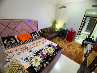 للايجار الشهري استديو مفروش فرش فندقي في الروله القاسميه الشارقه