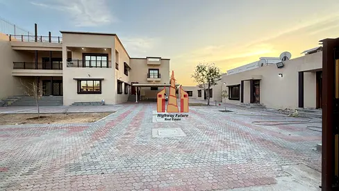 Luxurious 4BR Villa with 2 Majlis 2 hall + Maid’s room in Juraina