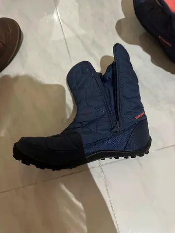 Pair of navy insulated winter boots, size 34 EUROPE - rarely used in very good condition