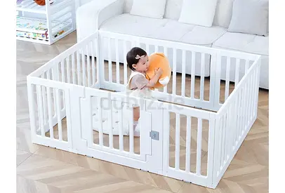Gupamiga White plastic Baby Playpen / Play Yard with Gate - amazing Condition only used for a month