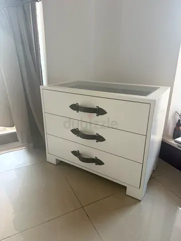 3 piece set - White lacquer 3-Drawer Chest with Leather Handles and 2 x matching bedside tables