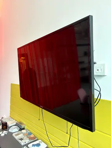 Samsung Smart TV 46 inch with full-motion wall bracket – d3