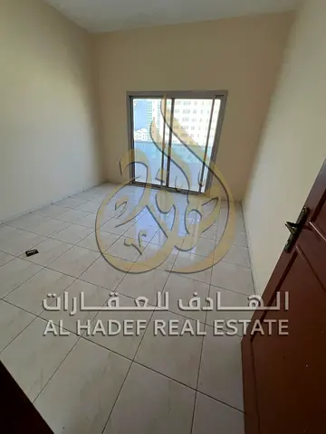 متاح الآن شقة واسعة تتكون من 3 غرف وصالة، في موقع حيوي ومميز بجوار جميع الخدمات والمرافق الأساسية. خيار مناسب للعائلات التي تبحث عن مساحة مريحة وتصميم