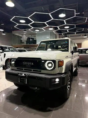 Toyota Land Cruiser 70 Series 2026 LC 76 GCC Specs لاند كروزر هاردتوب 5 ابواب ديزل جلد رادار ثلاجة