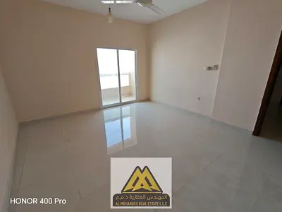 شقة غرفة وصالة للإيجار السنوي في الصف الثاني من كورنيش عجمان، بمساحة كبيرة وبلكونة بإطلالة مفتوحة، وموقع مميز قريب من دوار السفينة وجميع الخدمات، مع ت