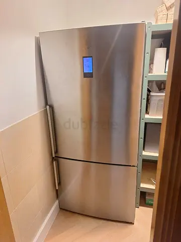 Siemens iq 700 Stainless Steel Bottom-Freezer Refrigerator with Digital Display
