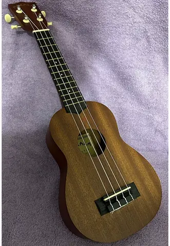 Makala Classic Series MK-T Tenor Ukulele - Included Bag and capi - Brown