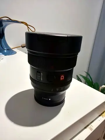 Sony E 14mm f/1.8 G full frame Lens - mint Condition