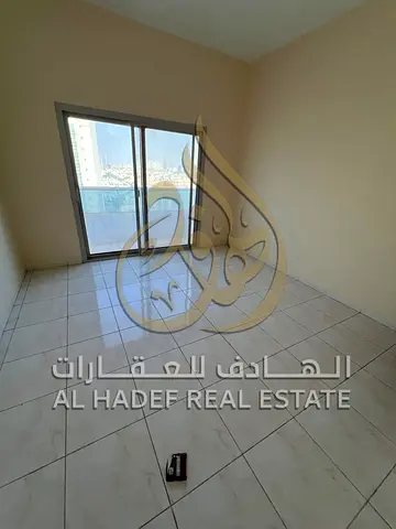 شقة 3 غرف وصالة للإيجار في البوطينة بالشارقة | بلكونة، ستور، مساحات واسعة وموقع مميز على الطريق العام