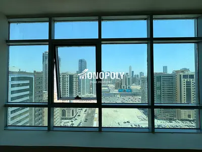شقة واسعة بجدار زجاجي وخزائن مدمجة | 30 يوماً مجاناً | استخدام مجاني للمسبح والنادي الرياضي وخدمات الصيانة