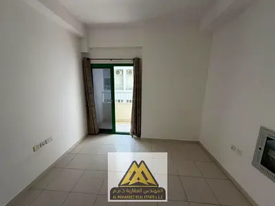 استوديو ببلكونة ومطبخ منفصل في سمارت تاور، العامرة، جيم ومسبح وباركن خاص، 20,000 درهم سنويًا على 4 أو 6 دفعات.