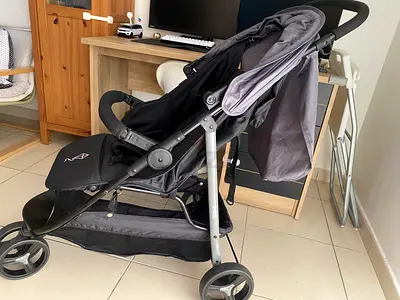 Lightweight foldable baby stroller in good condition