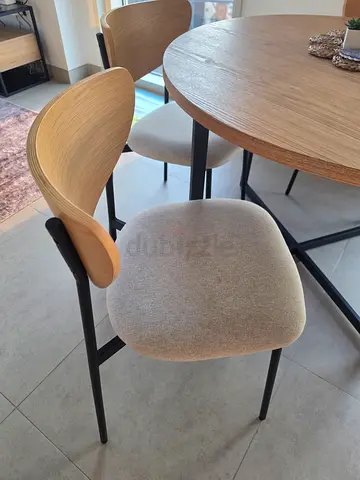 Set table and 4 modern dining chairs with wooden backs and beige seats