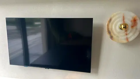 Samsung 43” Crystal UHD 4K Smart TV – CU7000 with Wall Panel
