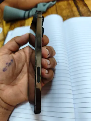 iPhone 13 pro-style (Flat Edge) in Good Condition - Unlocked