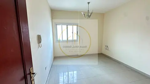 شقة غرفة وصالة للإيجار في المجاز 2 بالشارقة، غرفة ماستر ومطبخ واسع وحمامان، في مبنى عائلي هادئ، مع دفع الإيجار على 12 شيك
