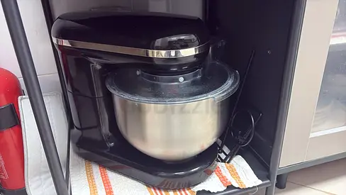 Black Stand Mixer with Stainless Steel Bowl - Good Working Condition
