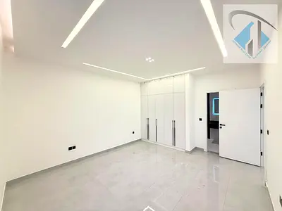 للبيع بالحليو 2 على دوار أزهى– فيلا فاخرة تاون هاوس واجهة حجر للفيلا و السور موقع مميز جدا قريب لالمسجد مواصفات الفيلا: 4 غرف نوم ماستر