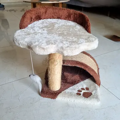 Compact two-level cat scratching post with condo and toy