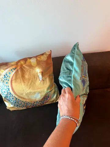 Set of 2 decorative velvet throw cushions with Middle Eastern pattern