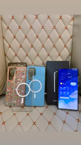 Samsung Galaxy S25 Ultra with box + 4 cases w/ box (Like new condition)