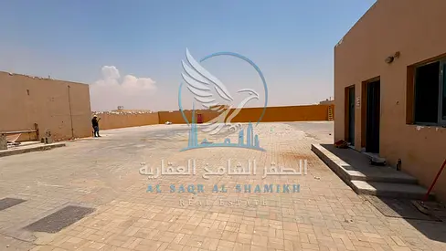 حوطه للإيجار في الصجعة، الشارقة، مساحة 10,000 قدم مربع، على شارع رئيسي، بالقرب من الشوارع الحيوية، كهرباء 10 كيلوواط.