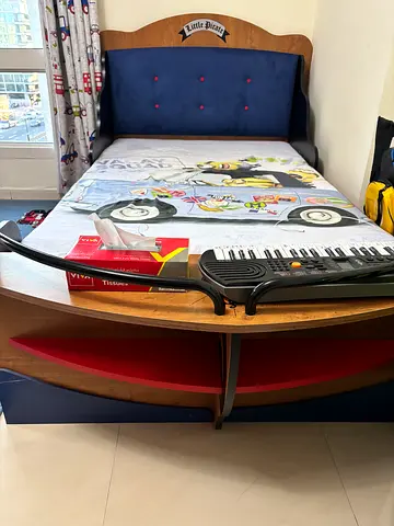 Single children's bed with built-in bookshelf and headboard - good condition and pull out mattress