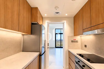 Brand new | Marina Skyline View | Study room