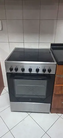 Electric freestanding cooker with oven and ceramic hob - good condition