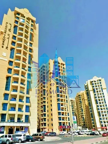 شقة بغرفتي نوم وصالة (2BHK)، تم تجديدها بالكامل، شاغرة وجاهزة للسكن، مع إطلالة جزئية على البحر.