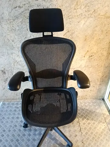 Herman Miller Aeron with headrest chair for selling.good condition